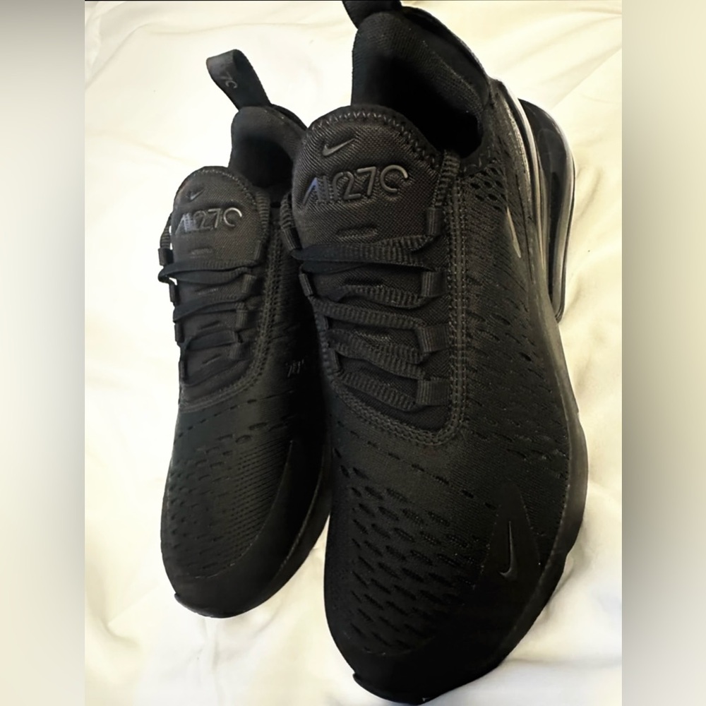 Nike Women's Air Max 270 Casual Sneakers authentic/New/no box sizes 8 and 6